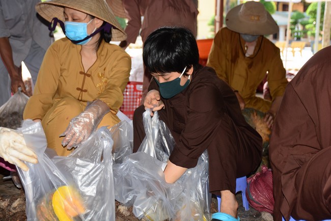 Continuing to support people in need in the Covid-19 pandemic of Hoang Phap Pagoda (series 7)